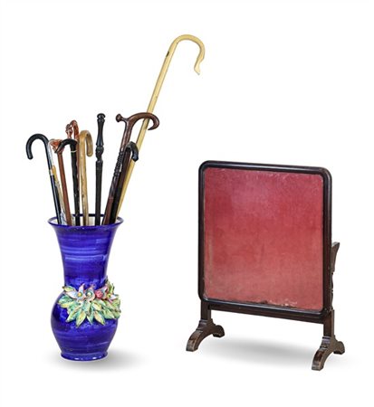 Lotto composto da un tavolino a vela in mogano (cm 61x49x58), un portaombrelli