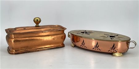 Due cartoni contenenti numerosi oggetti in rame e altri metalli di diverso uso