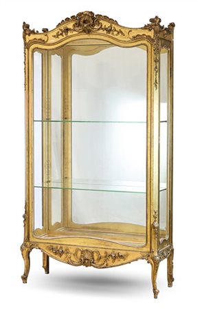 Vetrina in legno dorato con profili mossi e decori in pastiglia a motivi vegeta