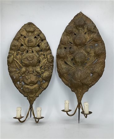 Coppia di fregi a palma in metallo sbalzato e traforato a fiori. Secolo XIX. Mo