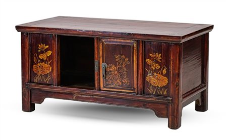 Stipetto in legno tinto di gusto orientale a due sportelli, dipinto a motivi na