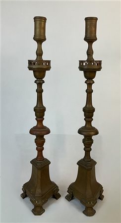 Coppia di candelieri in bronzo con base tripode (h cm 81) (difetti)