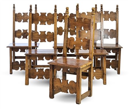 Gruppo di sei sedie in noce con schienali a giorno e cartelle sagomate (difetti