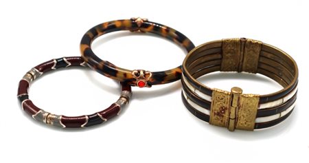 Lotto di 3 bracciali rigidi di bigiotteria in vari materiali.
