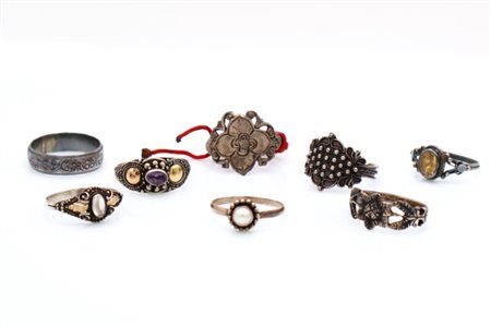 Lotto di otto anelli in metalli, gemme e manifatture varie