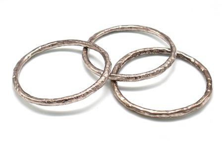 Lotto di tre bracciali rigidi in argento 925 martellato.