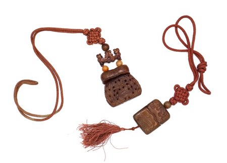 Lotto composto da due collane orientali porta profumo