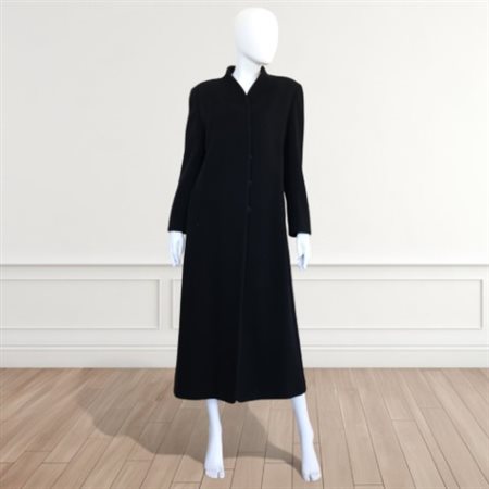 Cappotto lungo nero, Mani