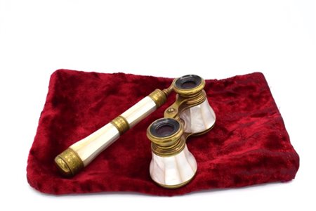 Binocolo da teatro in metallo dorato e madreperla