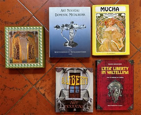  
Lotto composto da 5 libri 
 