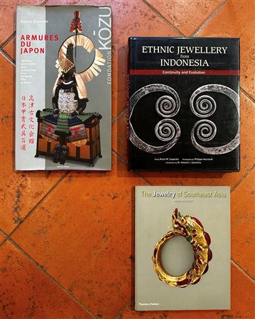  
Lotto composto da 3 libri 
 