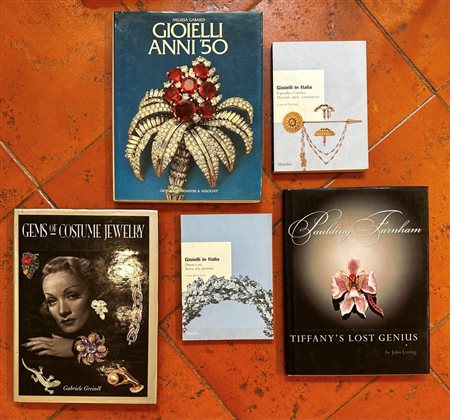  
Lotto composto da 5 libri 
 