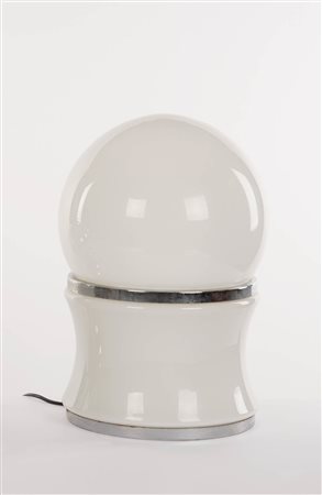 Goffredo Reggiani Lampada da tavolo;In vetro opalino e metallo cromato, h. 43...