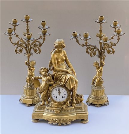 Roblin, Paris Orologio da camino francese con due portacandele, fine XIX...