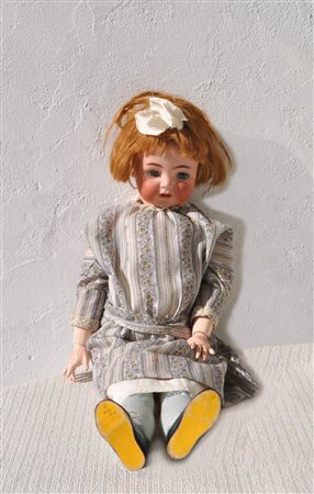 Franz Schmidt & Co Bambola in porcellana "Bebè", 1910/20 ca.;Lunghezza ca. 70...