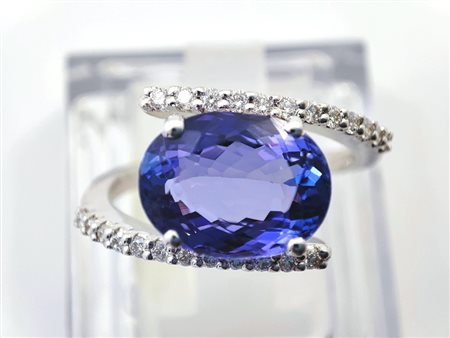Anello in oro bianco 18 kt con tanzanite