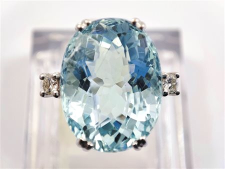 Anello in oro bianco 18 kt con acquamarina