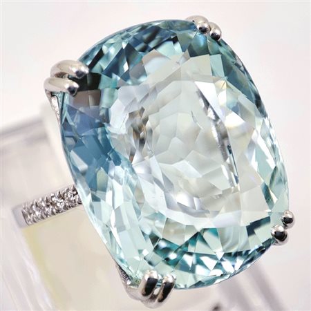 Anello in oro bianco 18 kt con acquamarina