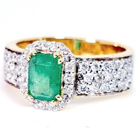 Anello in oro 18 kt con smeraldo e diamanti