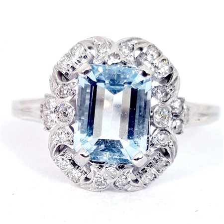 Anello in oro 18 kt con acquamarina e diamanti