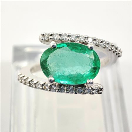 Anello in oro bianco 18 kt con smeraldo