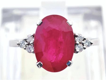 Anello in oro bianco 18 kt con rubino