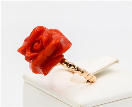 Anello in oro rosa 18 kt e corallo