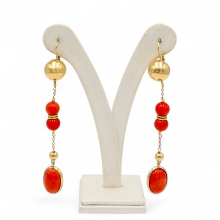 Orecchini pendenti in oro giallo kt, corallo del mediteranneo e cabocho giapponese
