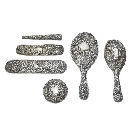 Gruppo composto da n°6 rivestimenti per oggetti da toletta in argento lavorato e sbalzato a mano , Baroque, 1731