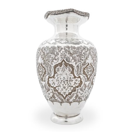 Vaso in argento sbalzato e bulinato