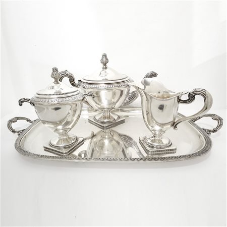 Servizio da caffè in argento 800 composto da caffettiera, lattiera, zuccheriera e vassoio con decorazione sui manici di pigne e volatile.