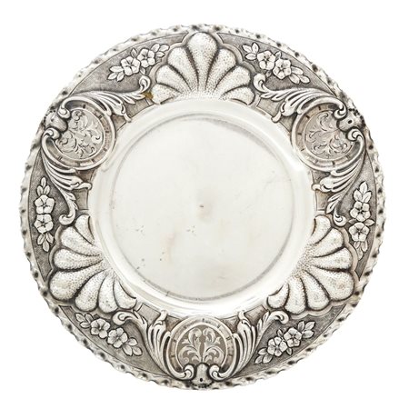Piatto centrotavola in argento 800 con bordo sbalzato e decorato