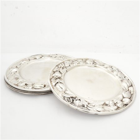 N°4 Sottobottiglia in argento 800 lavorati a sbalzo lungo il bordo con motivi decorativi di frutti