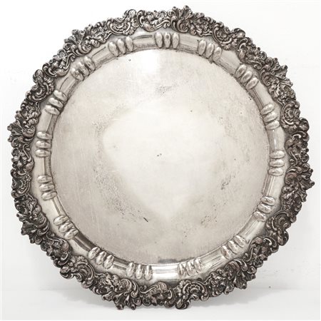 Piatto centrotavola con bordo sbalzato in metallo sbalzato 