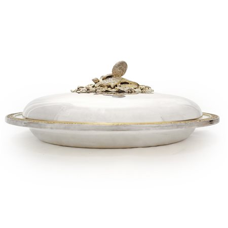 Argenteria  Stefani (Bologna primi del '900)  - Legumiera in sheffield con presa con cacciagione e bordo dorato decorato a sbalzo