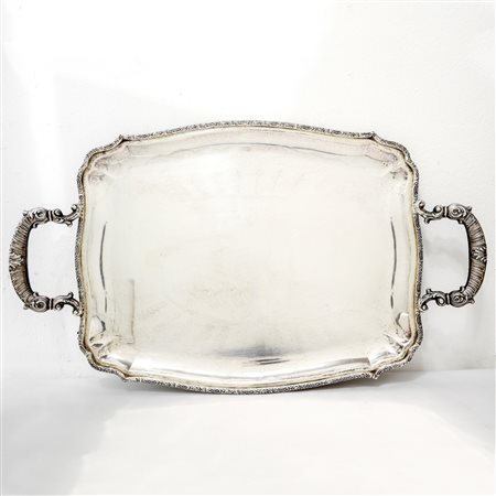 Vassoio in argento 800 con prese decorate e decorazione sul fronte