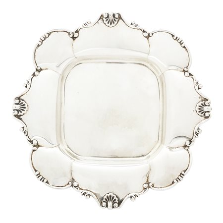 Piattino svuotatasche in argento 800 con bordi smerlati e decorati con conchiglie a rilievo