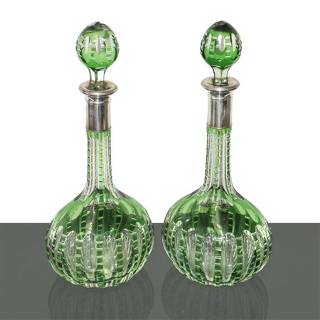Coppia di bottiglie in vetro intagliato verde con bordo in argento 800