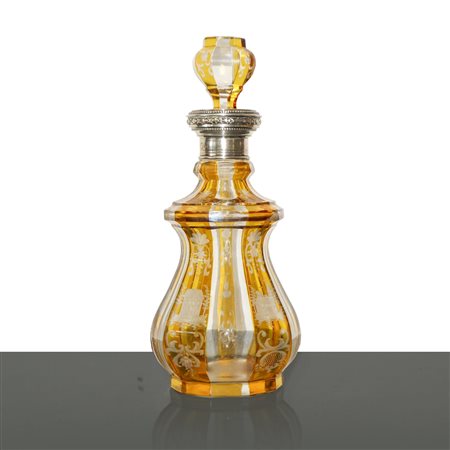 Bottiglia da rosolio in vetro giallo intagliato e molato con bordo in argento 800 