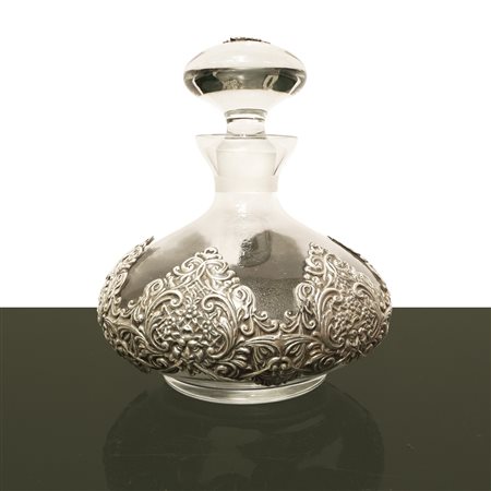 Bottiglia in cristallo ricoperta da argento sbalzato a motivi floreali
