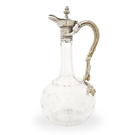 Caraffa in vetro molato con manico in metallo decorato con tralci d'uva