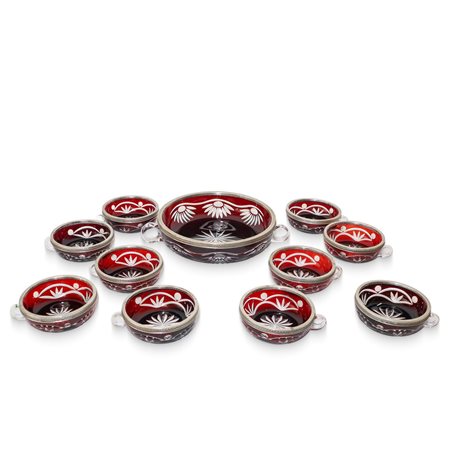 Set da macedonia composto da coppa grande e 10 coppe piccole in vetro di Boemia amaranto intagliato a motivi floreali soffiato a mano con bordo in argento cesellato