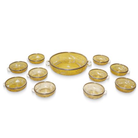 Set da macedonia composto da coppa grande e 10 coppe piccole in vetro di Boemia giallo ambrato bulinato a motivi floreali soffiato a mano con bordo in argento cesellato
