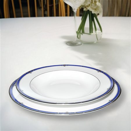 Wedgwood Made in England - Servizio di piatti e caffè in porcellana bianca Wedgwood, modello Kingsbridge con decori in blu