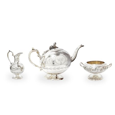 Servizio in sheffield composto da teiera, lattiera e zuccheriera