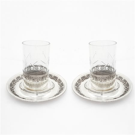 Coppia di bicchieri da tè con base in sheffiel con decori a festoni e vetro bulinato con rispettivi piattini decorati a festoni
