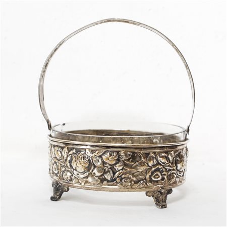 Cestino portadolci in metallo argentato con decorazione a sbalzo di fiori