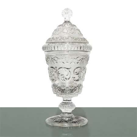 Poutiche in vetro bulinata e intagliata a motivi floreali