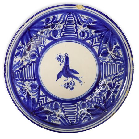 Piatto in ceramica Talavera/Manises decorato nei toni del bianco e del blu con uccello blu al centro