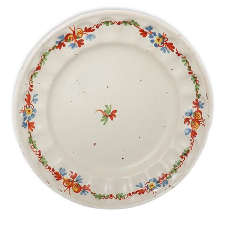 Piatto in ceramica di Alcora bianco con decori floreali lungo il bordo e piccolo fiore al centro